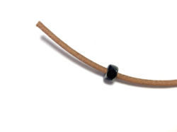 チェコ製 3カットビーズ 2/0 （ジェット レンブラント）と2ｍｍコード