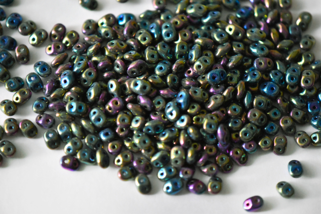 スーパーデュオビーズ　2.5x5mm （ジェットグリーンアイリス）